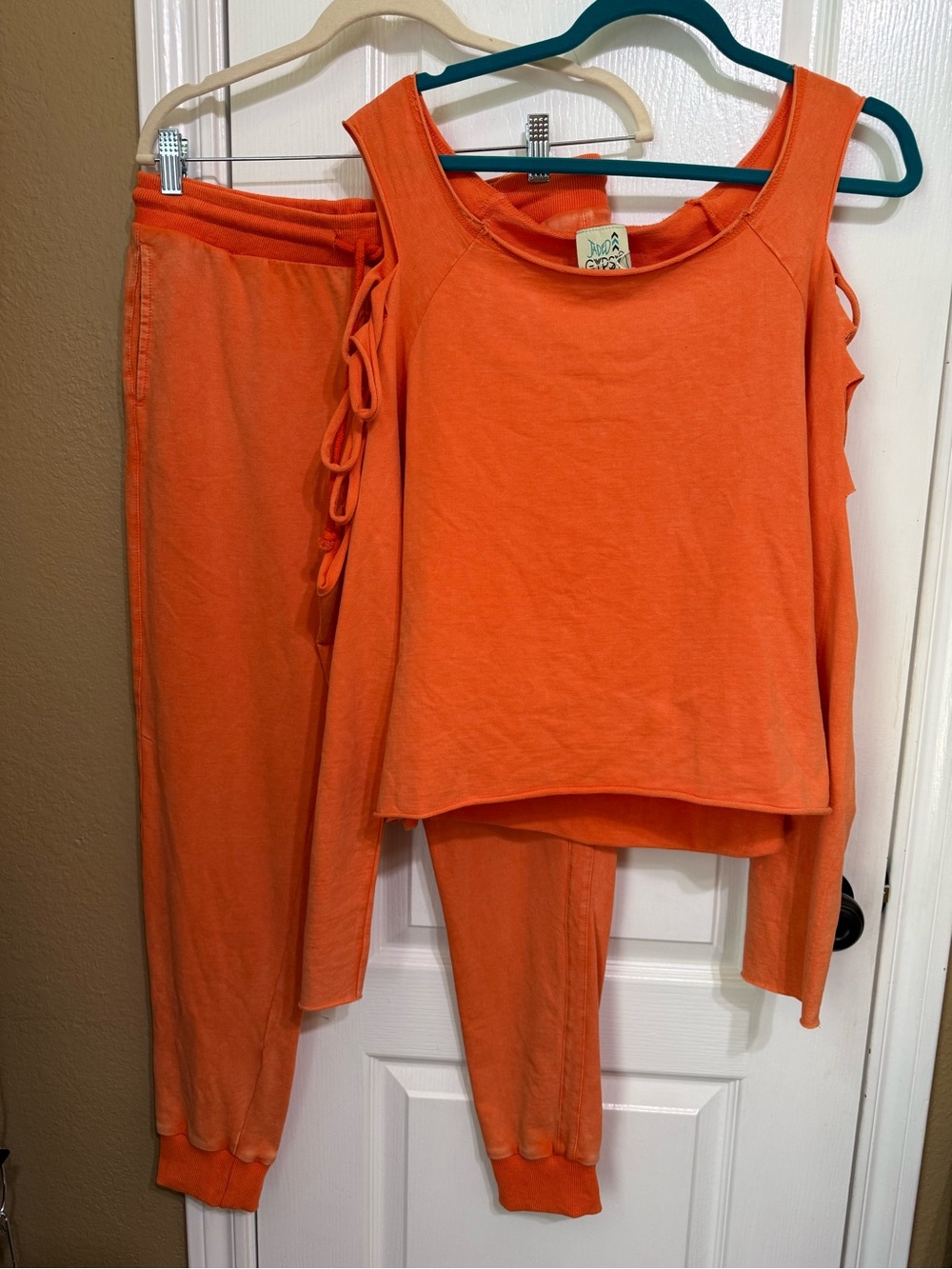 H242 NWT Jaded Gypsy S 2-pcs Set Orange Cold-Shoulder Top ptp22 Jogger w15-19